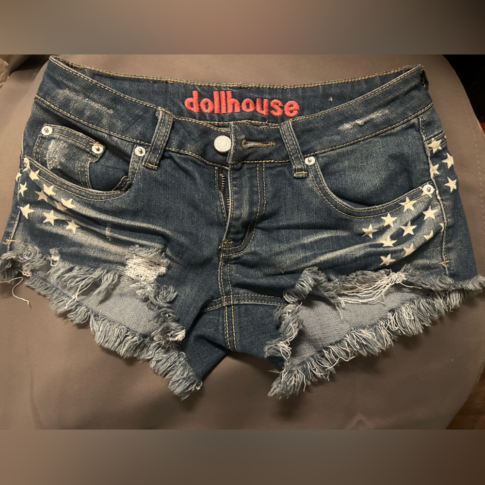 Short distressed shorts